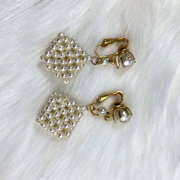 Vintage Faux Pearl Triangle Clip-on Earrings - Picture 5 of 6